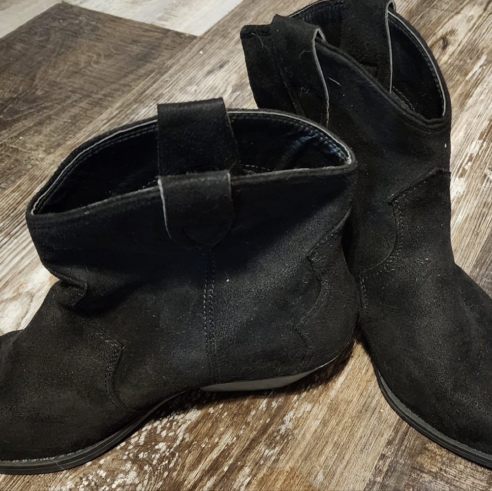 Women shoes great condition.   Fits size 6-7!